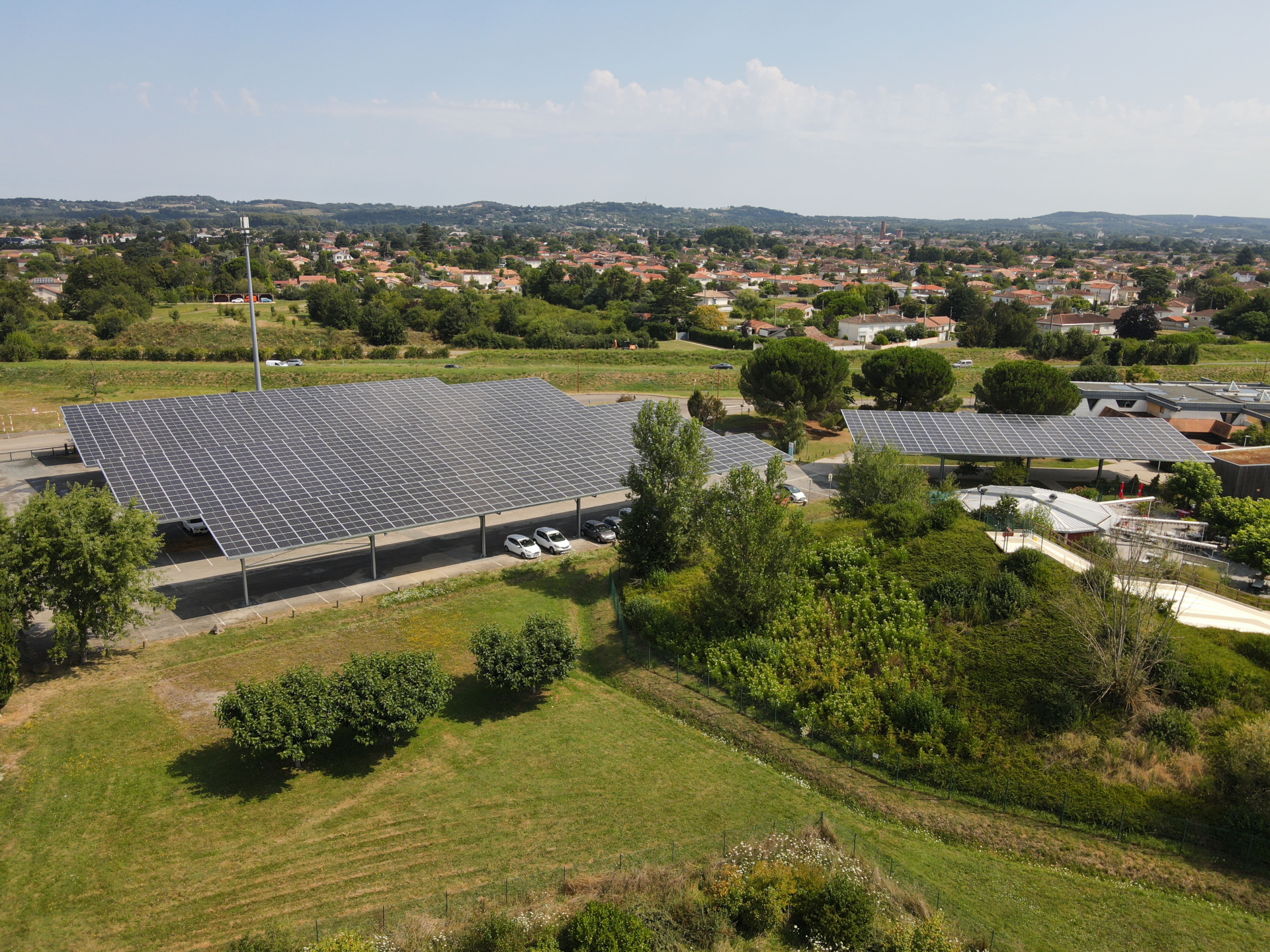 Mise en service de cinq ombrières photovoltaïques sur le parking du centre aquatique de Malbentre Solveo Energies