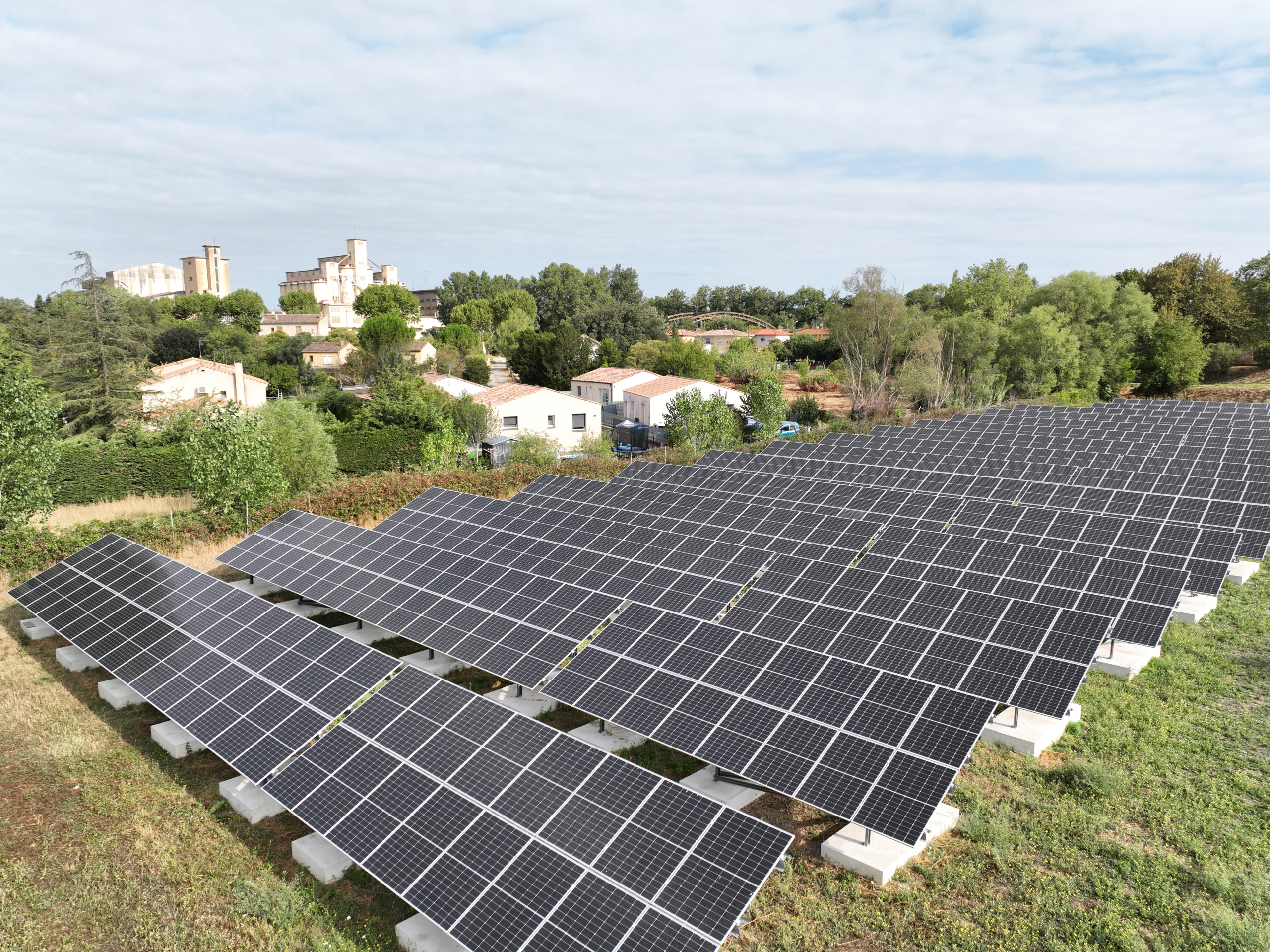 Ombrières photovoltaïques du premier lot sur le site d'Arterris à Castelnaudary