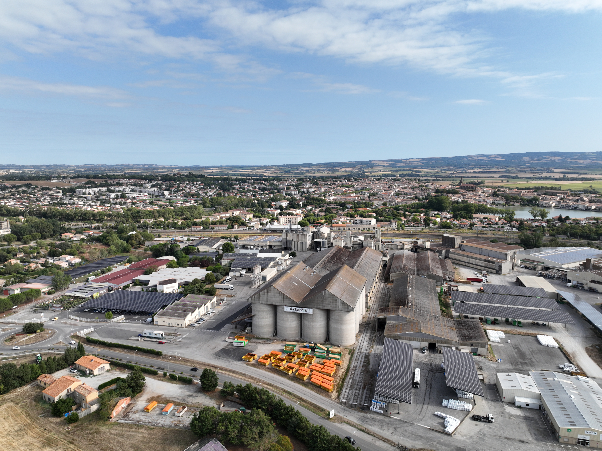 Vue aérienne du premier lot de la centrale solaire d'Arterris à Castelnaudary