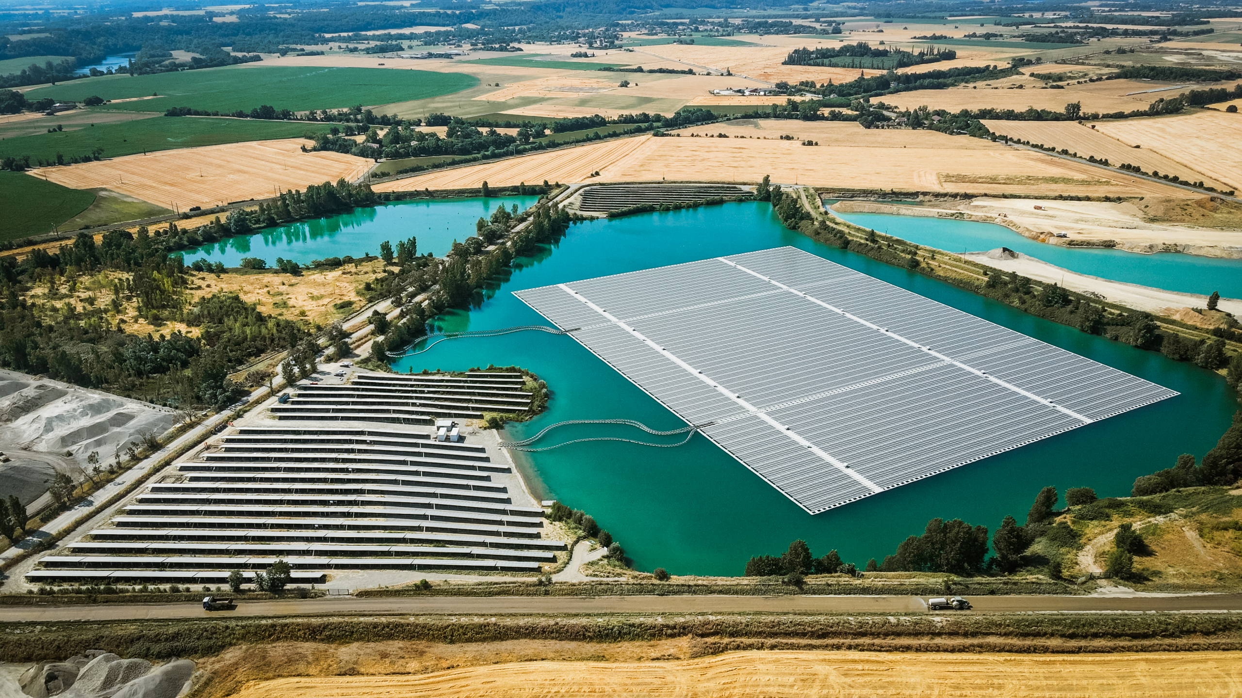 Partie flottante de la centrale sur le plan d'eau de l'ancienne carrière