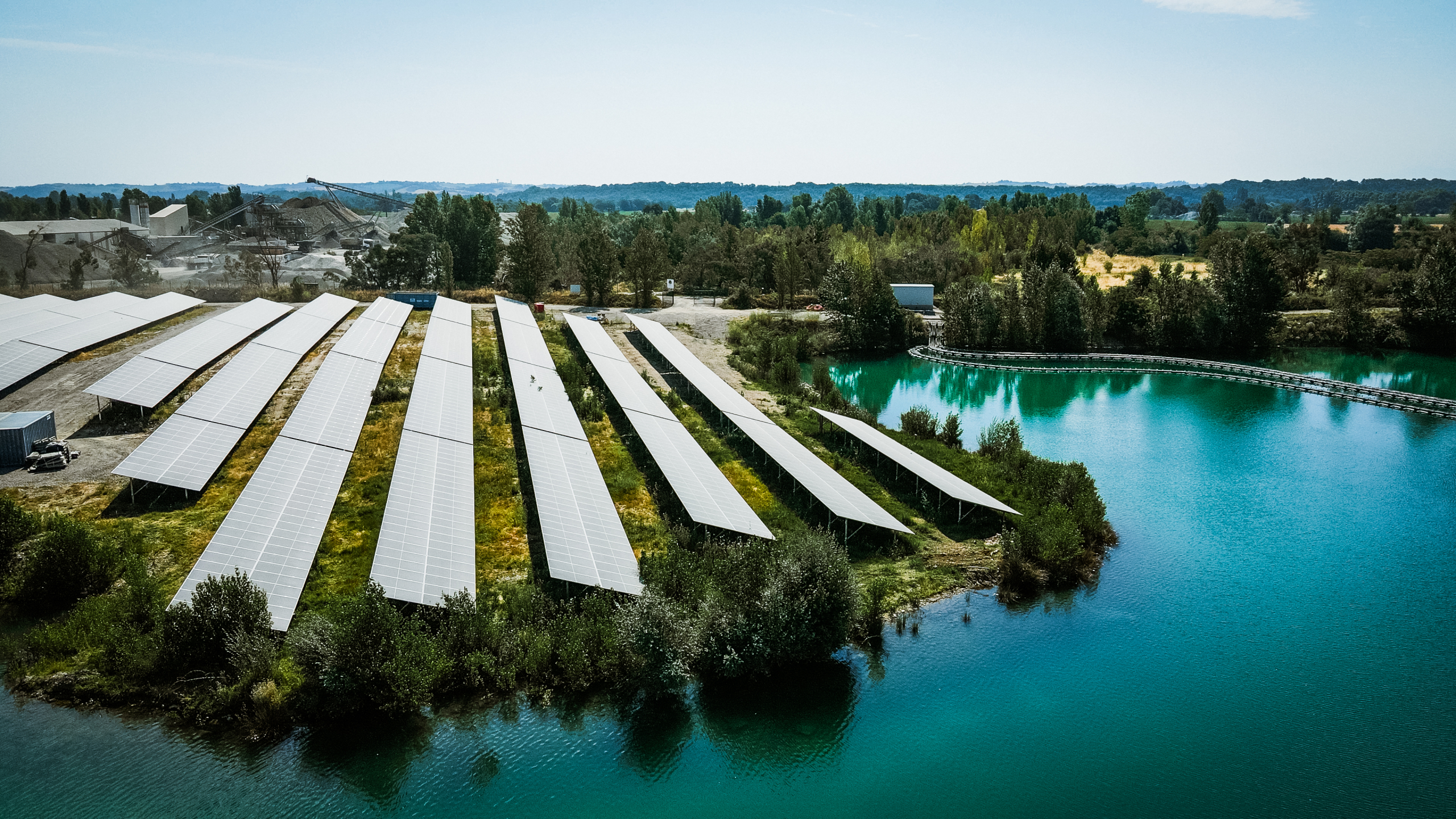 Modules photovoltaïques installés au sol sur les terrains remblayés